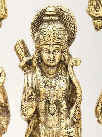 Close view of one crowned figure