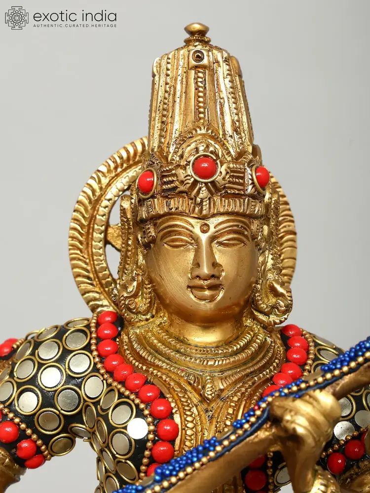 Close view of the crowned face