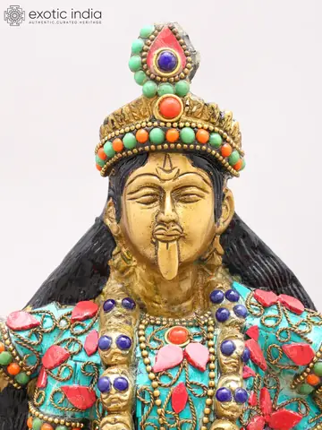 Close view of the crowned face