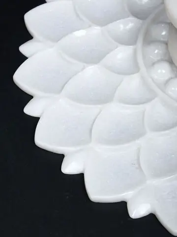 Close view of the carved lotus petals