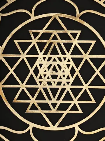 Close view of the central triangles and lotus petal rings