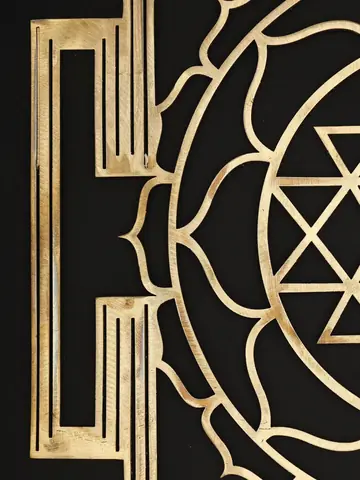 Detail of the border gate lines and triangles