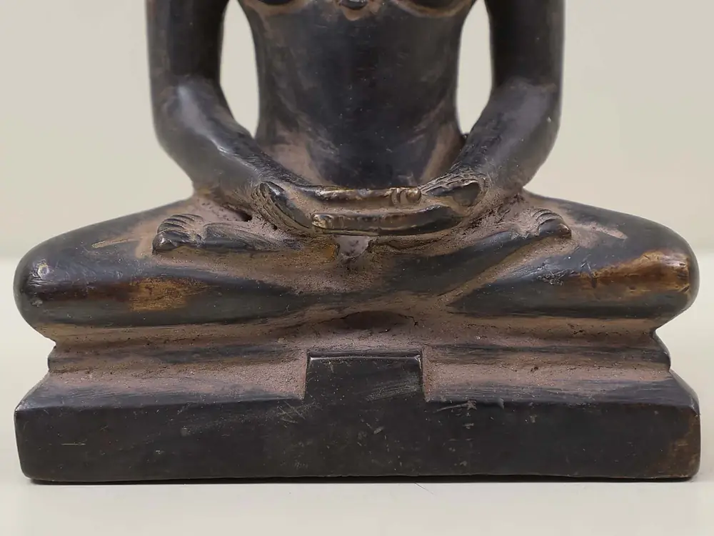 Close view of the folded legs and base