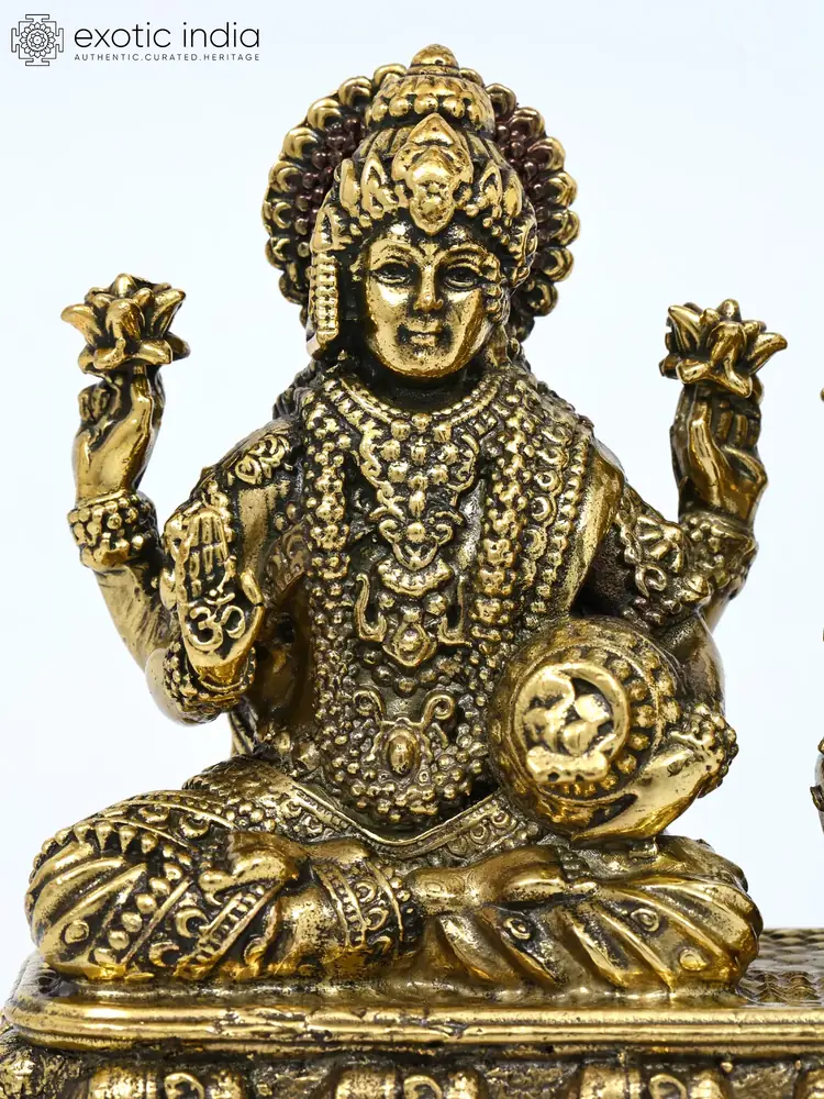Close view of Lakshmi
