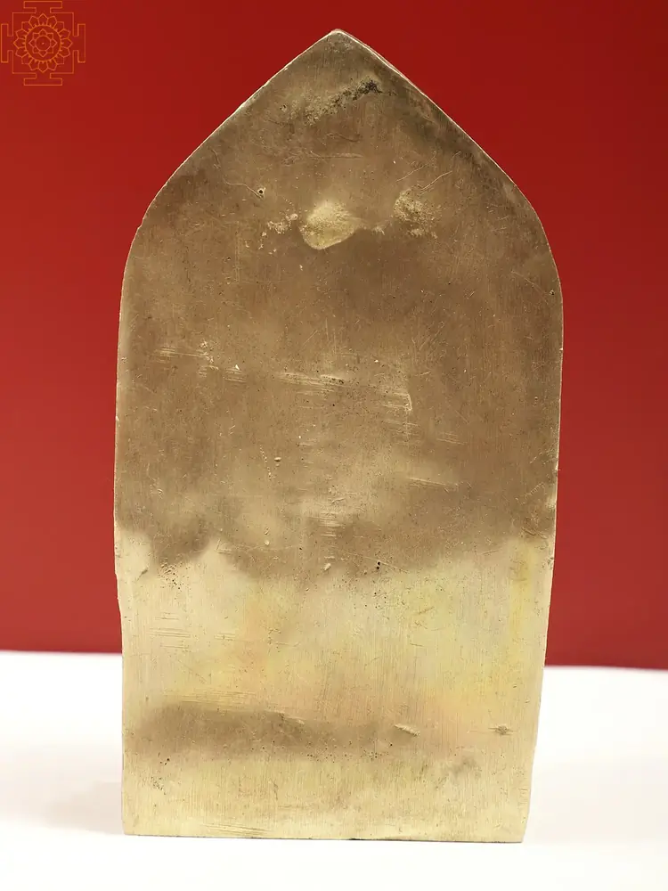 The plain flat back of the statue