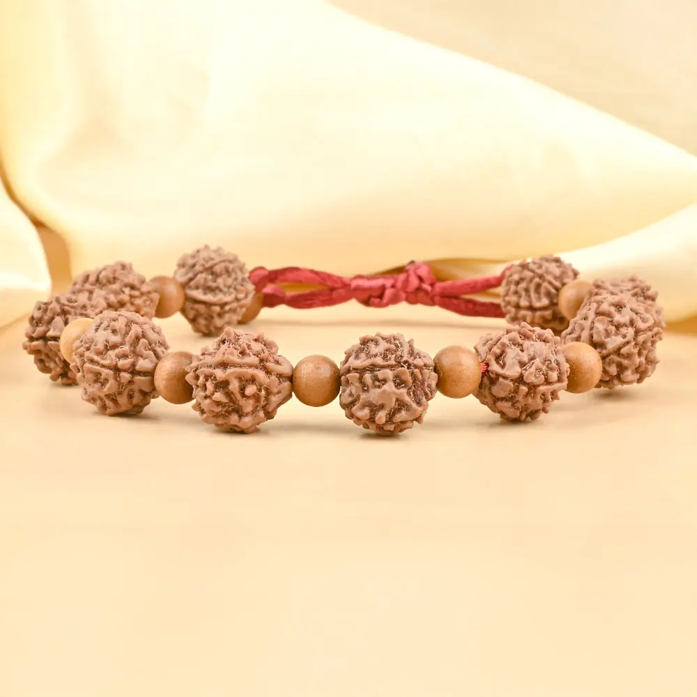 The bracelet seen from the side