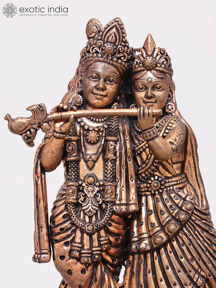 Close view of the two faces with the flute