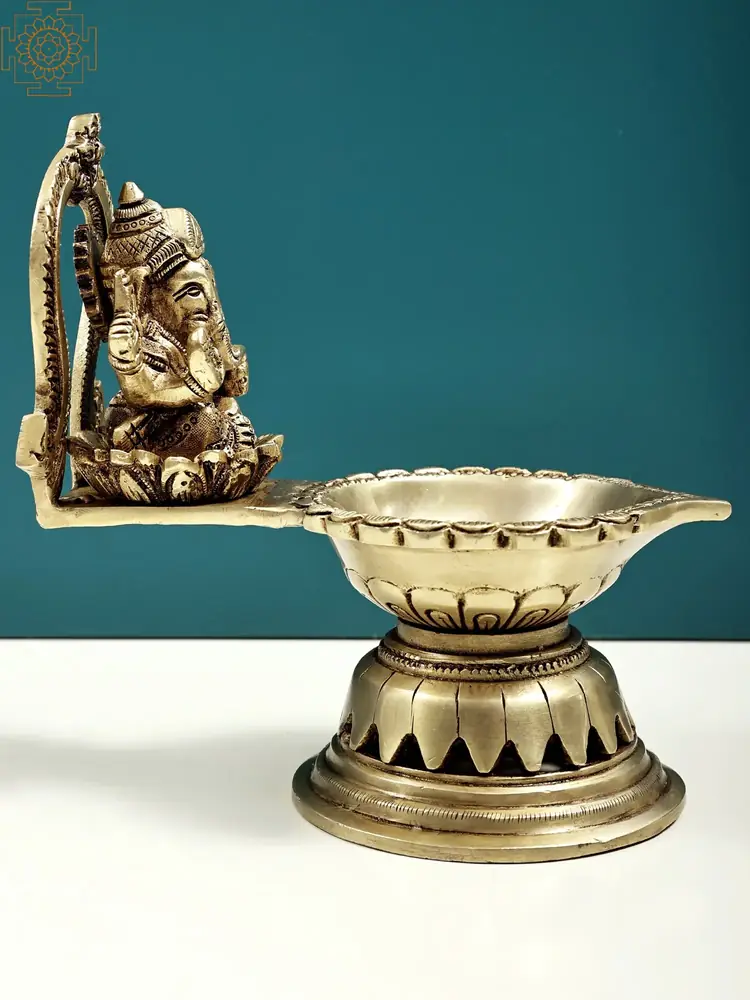 Side view with the lamp bowl and Ganesha under the arch