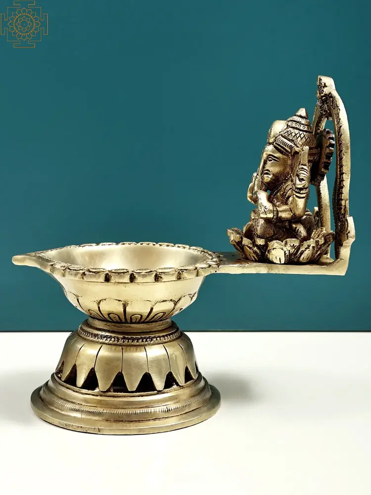 Three-quarter view of the bowl and footed base