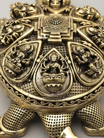 Close view of the shell with the yantra and Lakshmi figures