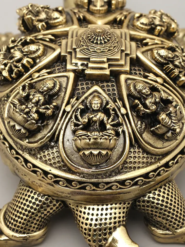 Close view of the shell with the yantra and Lakshmi figures