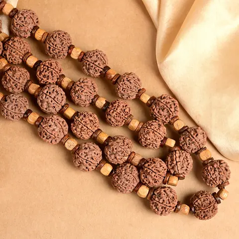 The mala laid in folds showing the alternating spacers