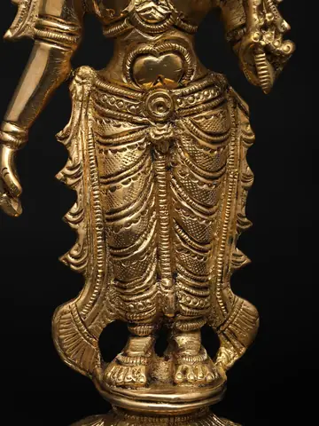 Close view of the lower folds of the cloth
