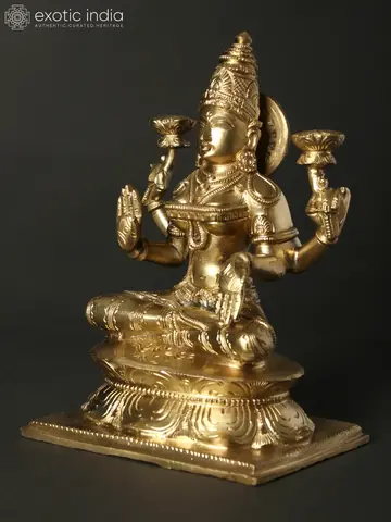 Three-quarter view of the seated idol