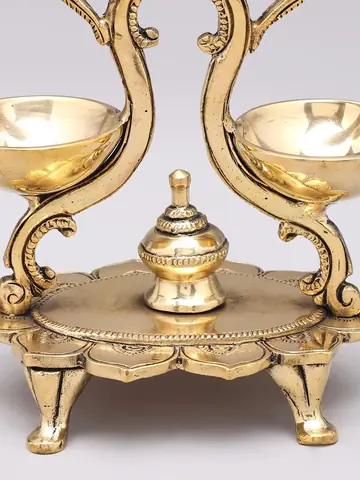 Close view of the bowls and the central finial