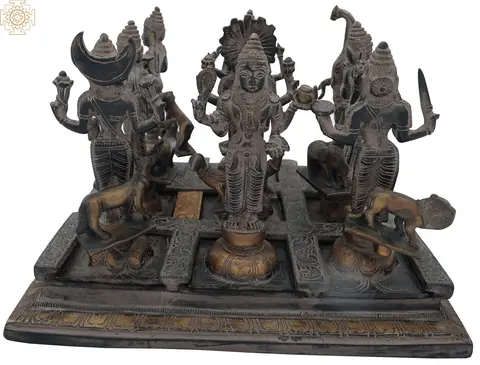 Rear three-quarter view of the figures