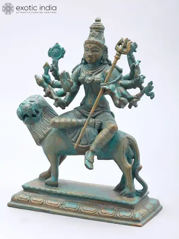 Wide view of the whole statue