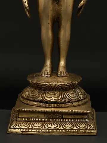 Close view of the stepped base