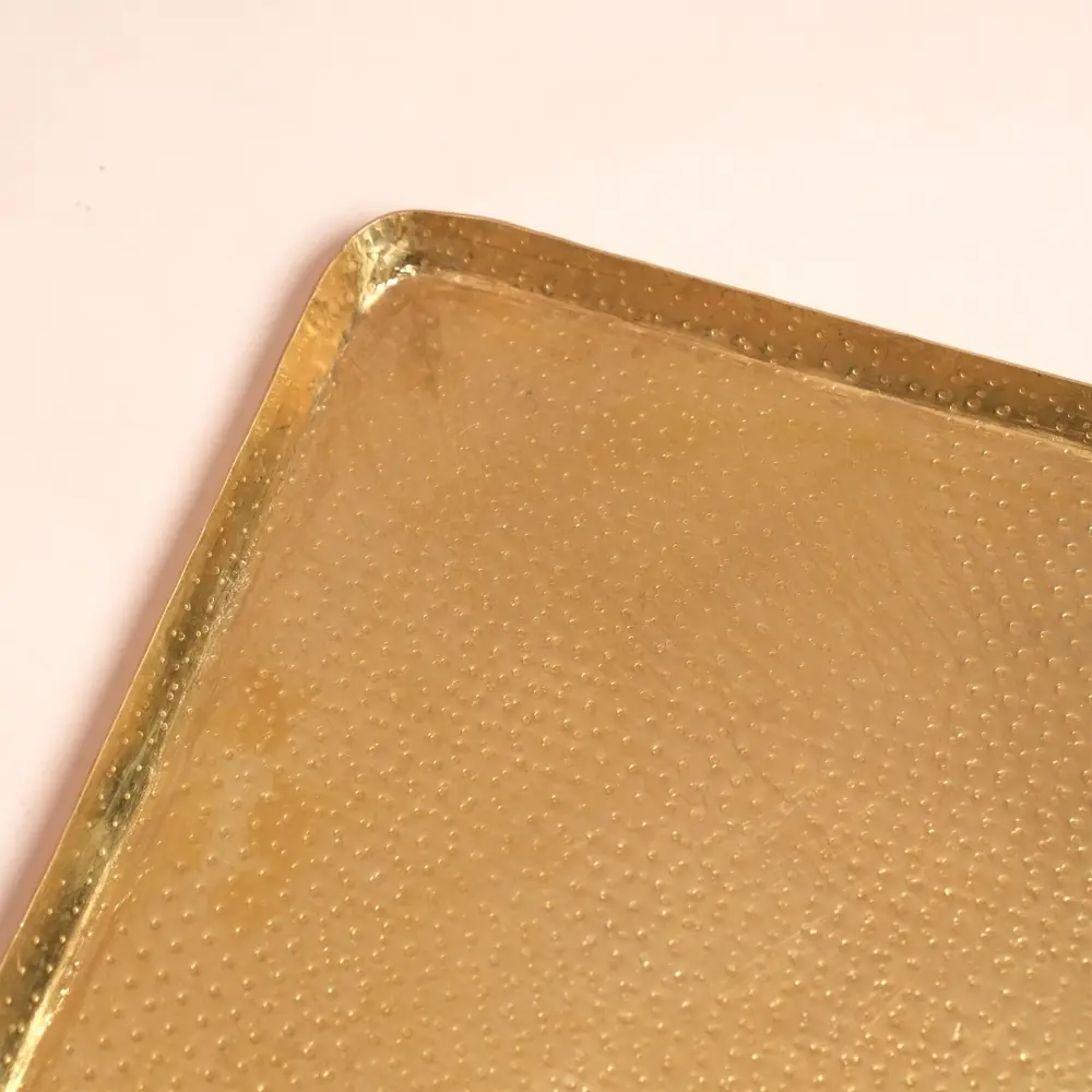 Close view of the raised rim