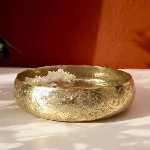 The urli seen from the side showing the embossed pattern
