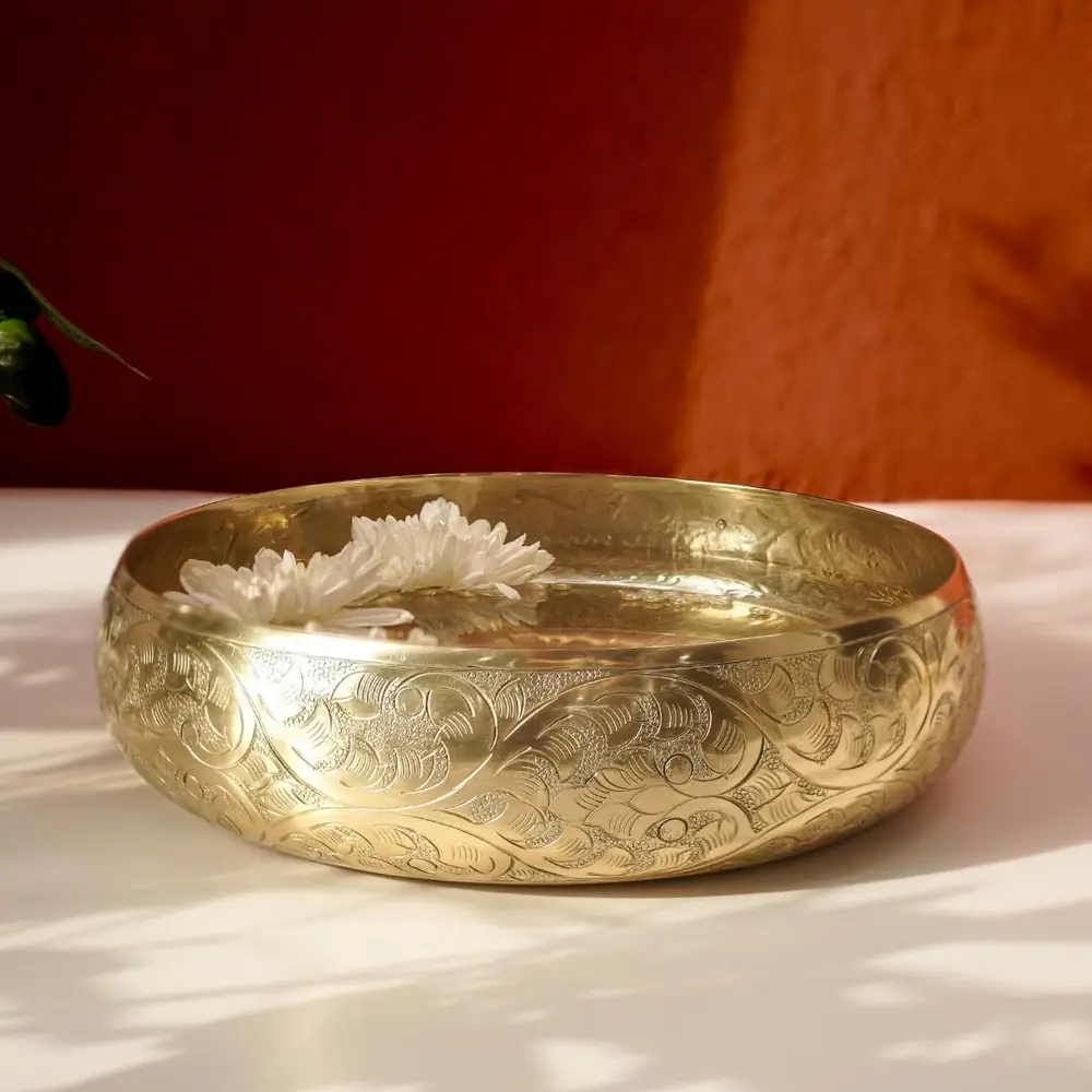 The urli seen from the side showing the embossed pattern