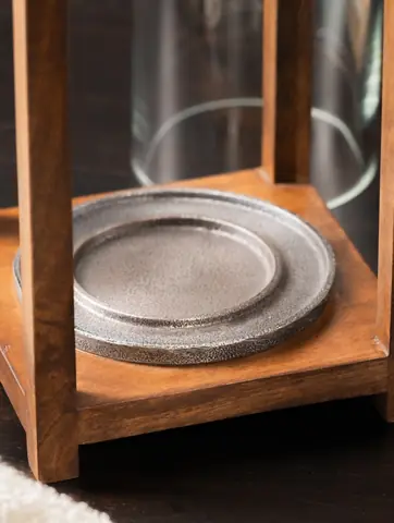 Close view of the round tray at the base