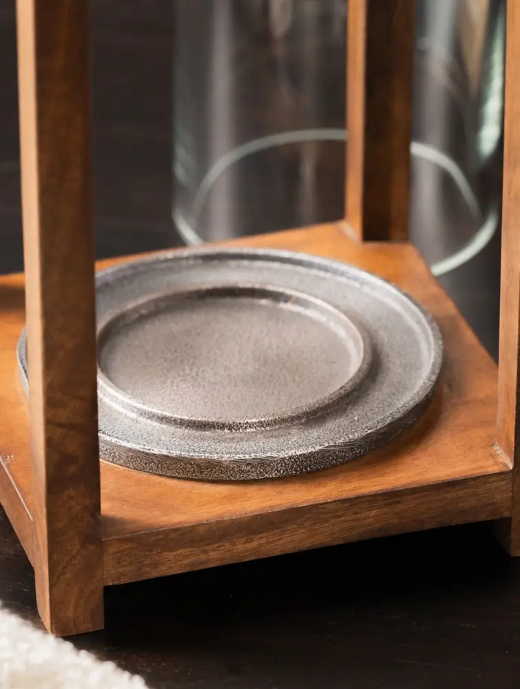 Close view of the round tray at the base