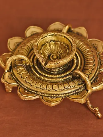 Close view of the carved petals