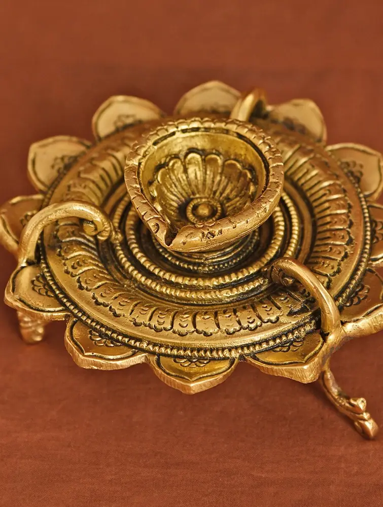 Close view of the carved petals