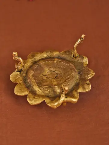 Underside of the plate