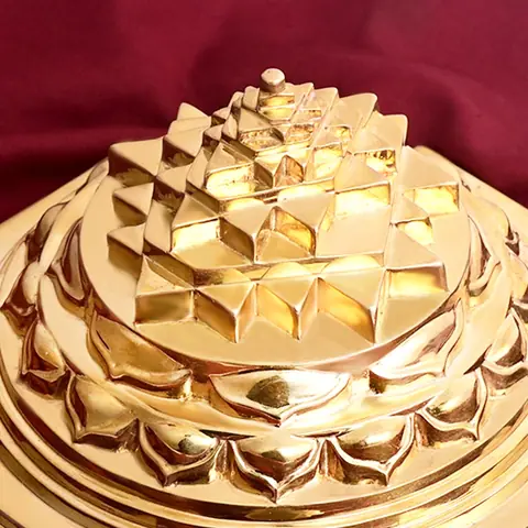 Close view of the stacked tiers