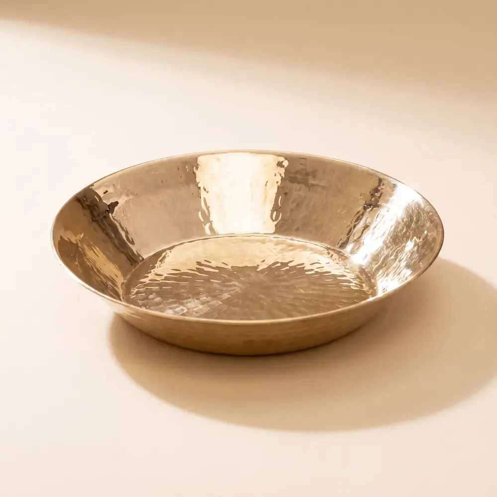 Brass paraat with hammered detail on a plain ground