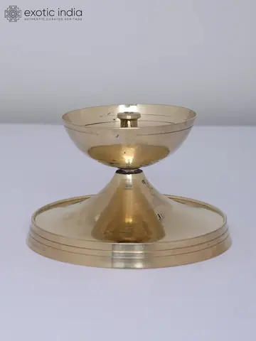 Close view of the star-shaped cut-outs in the lid