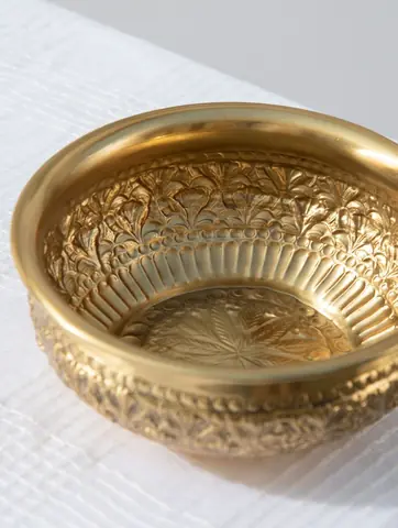 Close view of the embossed pattern on the rim