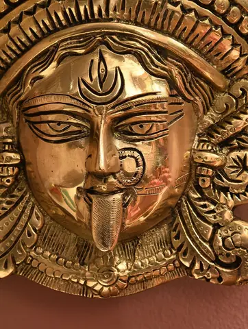 Close view of the face, crown and border