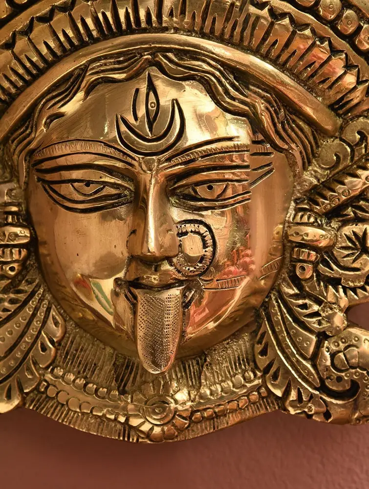 Close view of the face, crown and border
