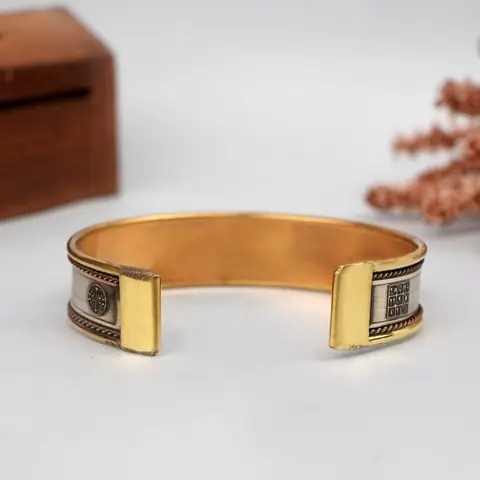 Inside of the cuff with the open ends