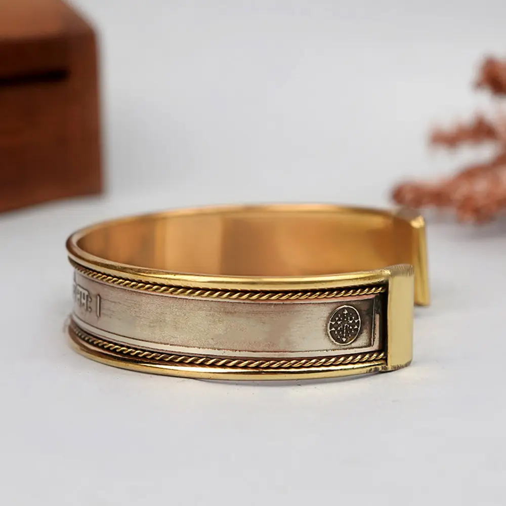 Side of the kada with the twisted border