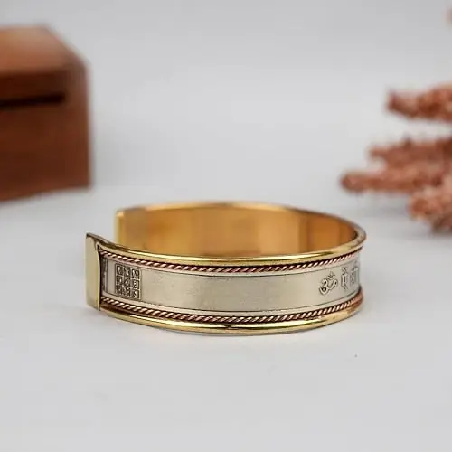 Side of the kada showing the twisted border