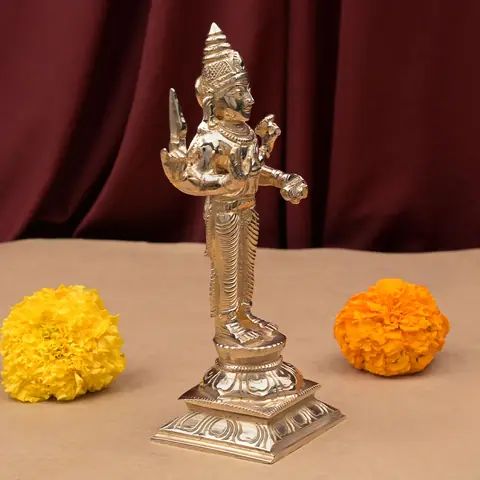 Idol seen from a three-quarter angle