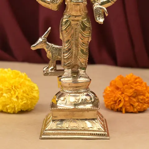 Close view of the stepped base and vahan