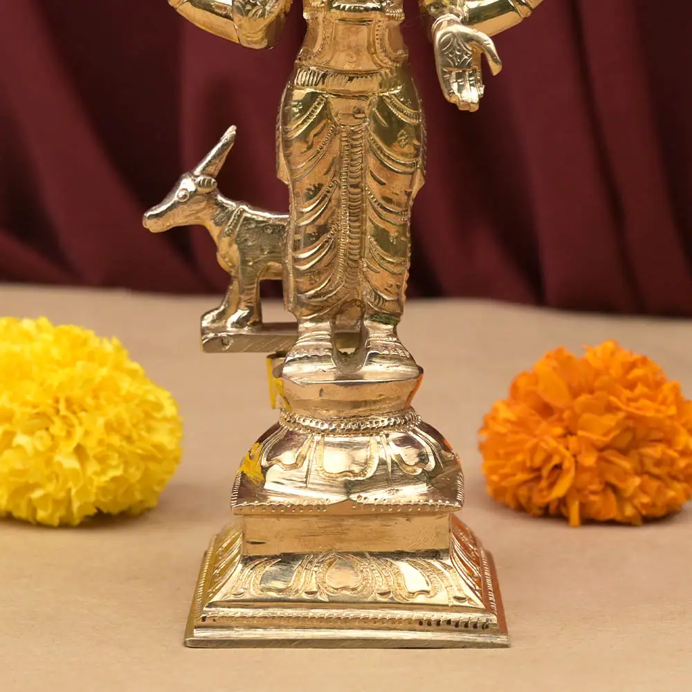 Close view of the stepped base and vahan