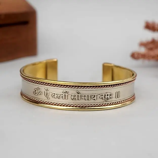 Front of the kada showing the engraved Chandra mantra
