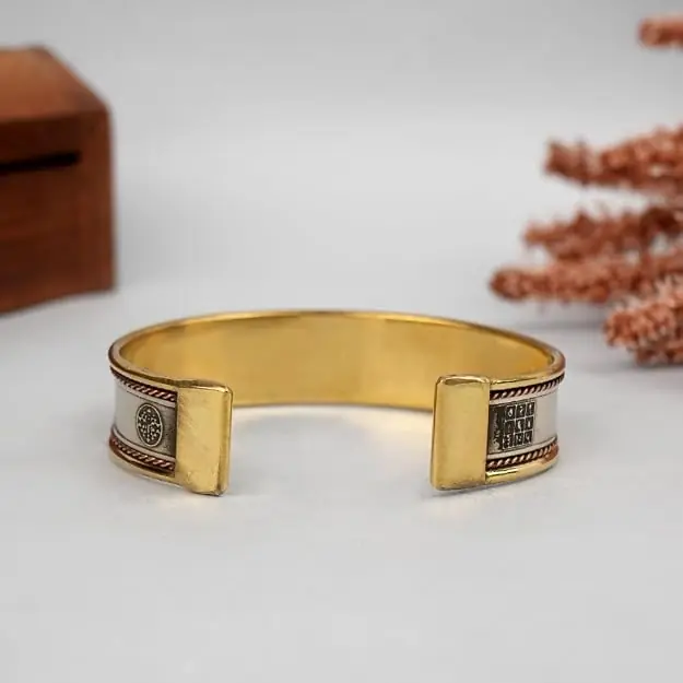 Inside of the cuff with the open ends