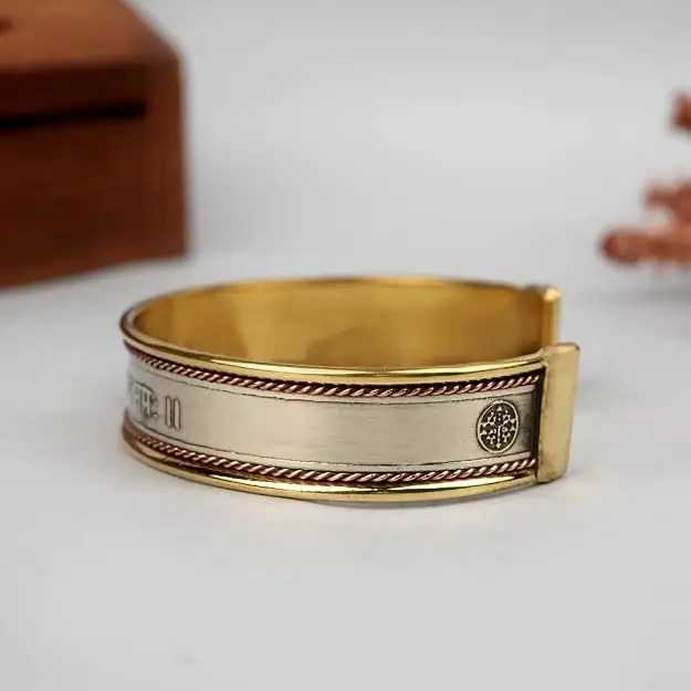 Side of the kada showing the twisted border