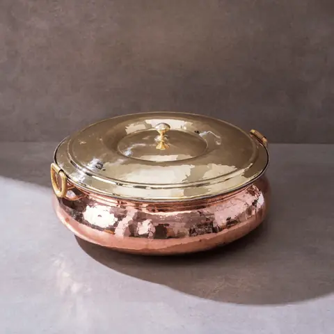 Copper lagaan with a lid