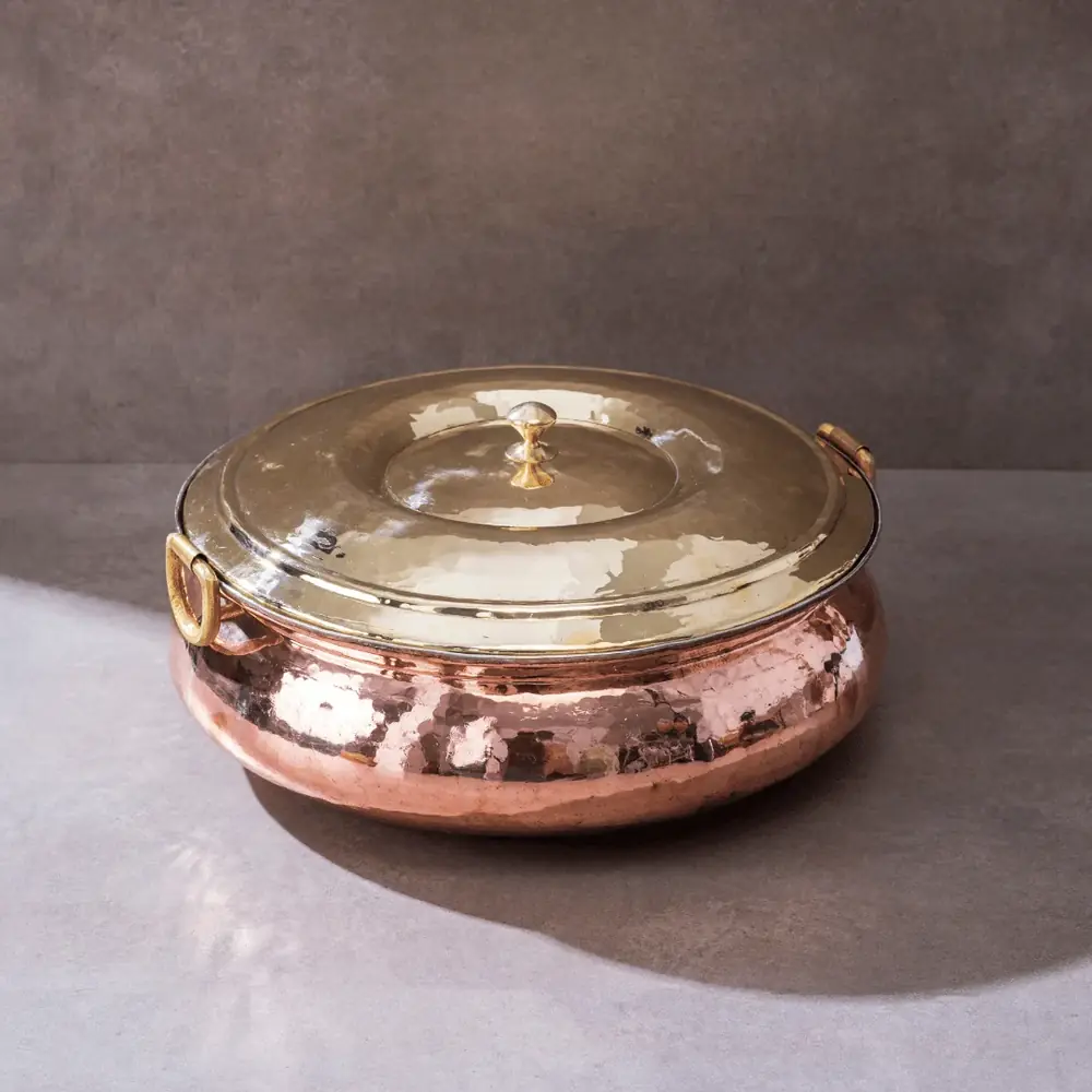 Copper lagaan with a lid