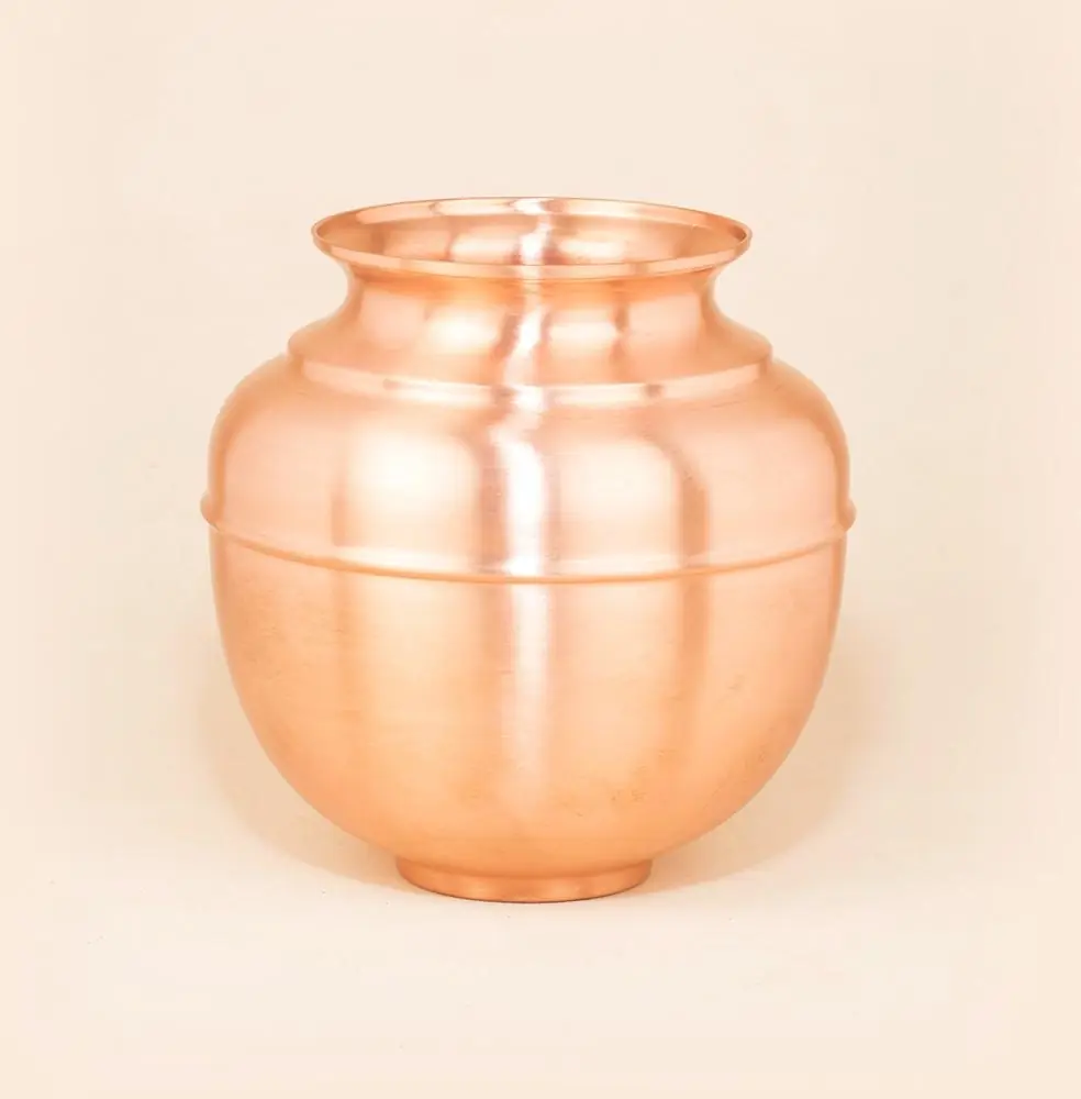 Round copper storage pot seen from the front