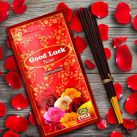 The Rose pouch with sticks and rose petals