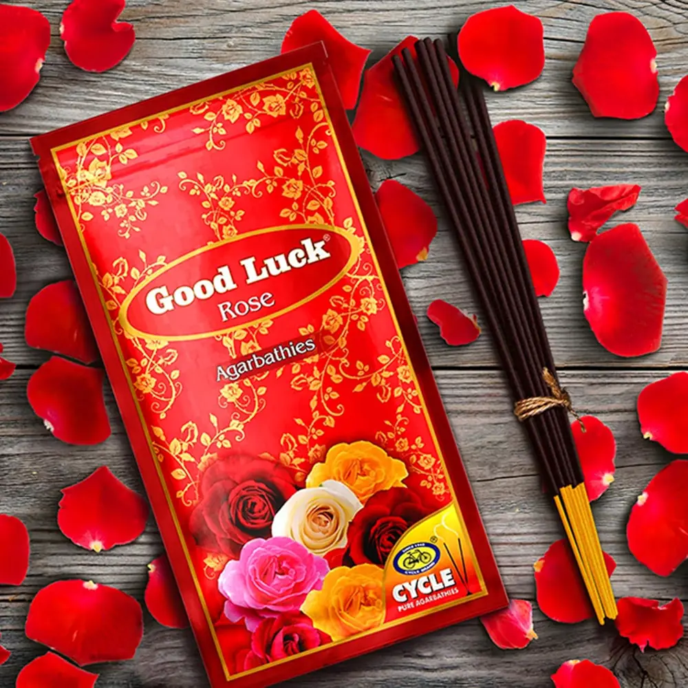 The Rose pouch with sticks and rose petals